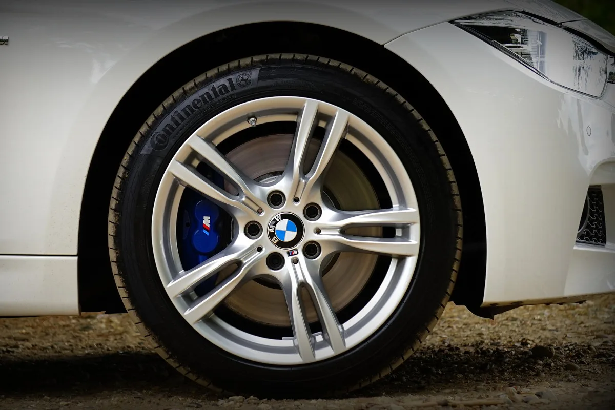 Othmarsingen AG: BMW-Fahrer (24) von der Strasse abgekommen - Zeugenaufruf 