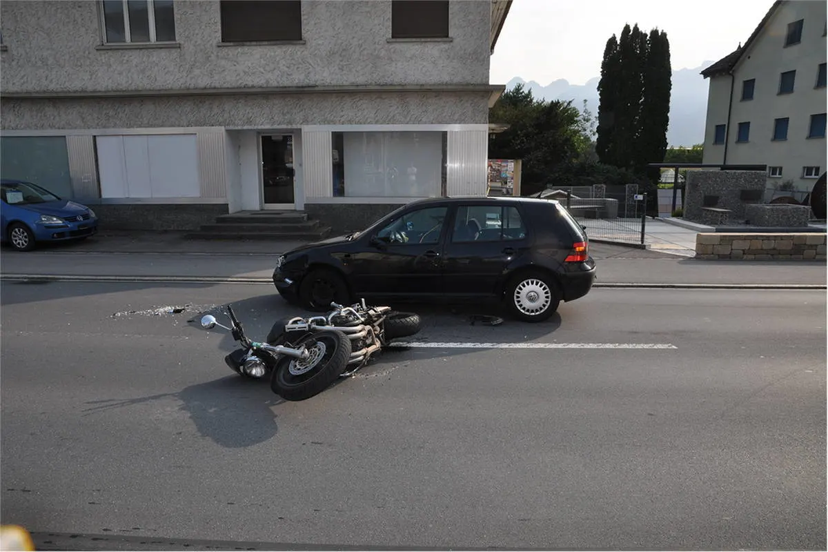 Bendern FL - Auto fuhr auf Motorrad auf