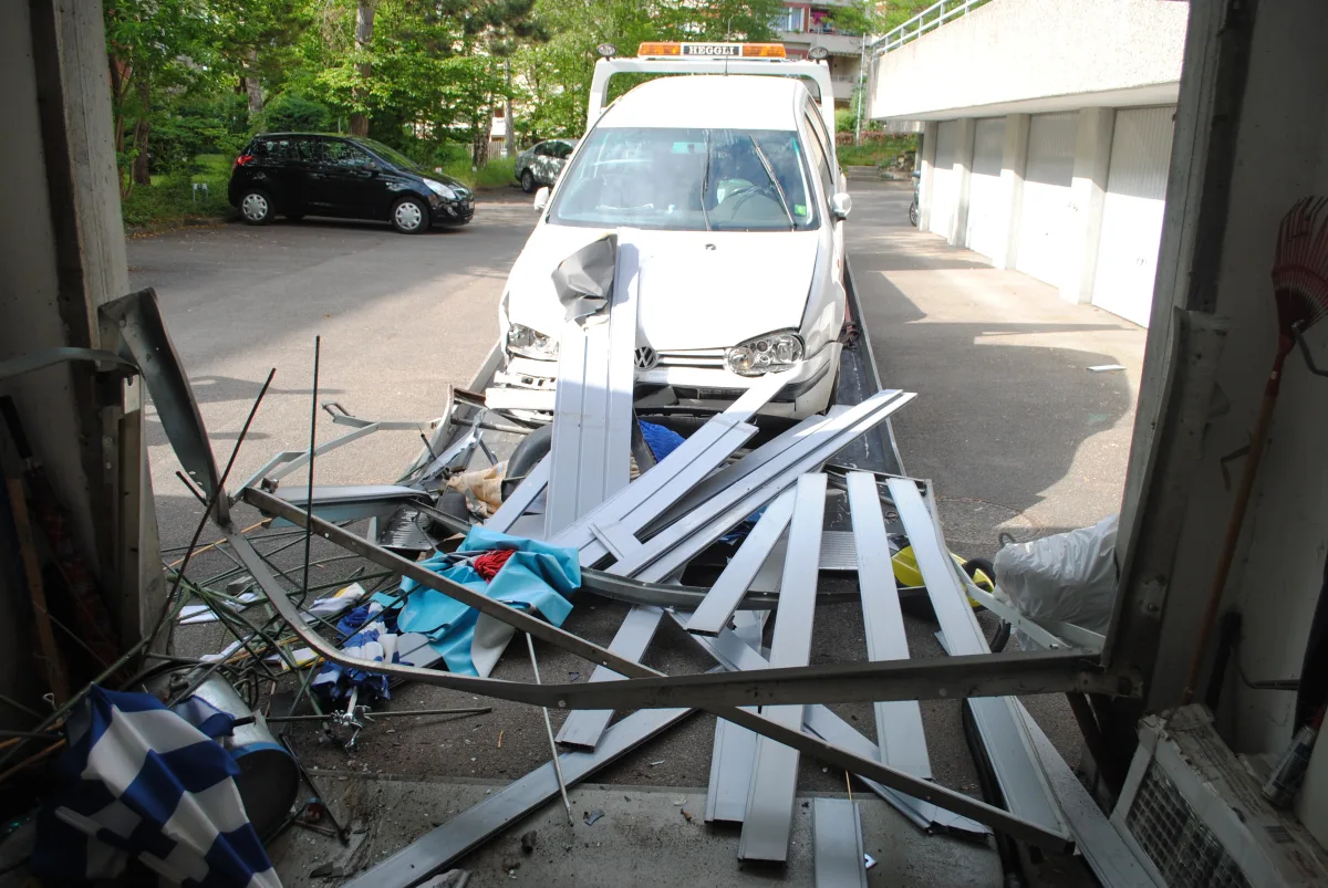Schaffhausen SH - Kollision mit Garagentor