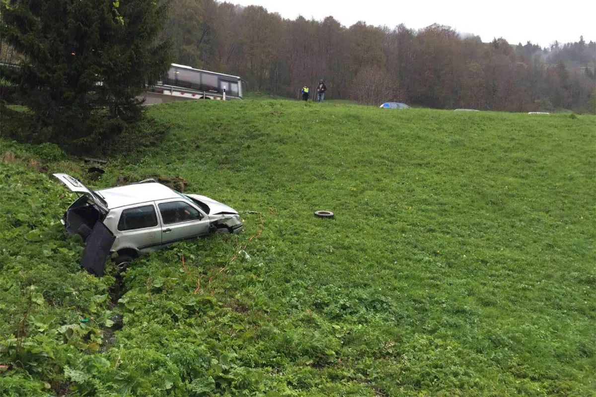 Jaun FR: Alkoholisierter Junglenker nach Selbstunfall schwer verletzt