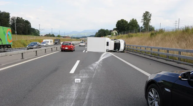 Lieferwagenfahrer baut bei Mettmenstetten Selbstunfall