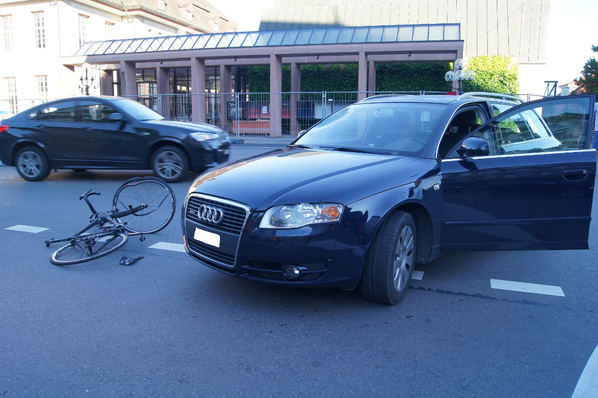 Velofahrer prallt im Zuger Morgenverkehr gegen Auto