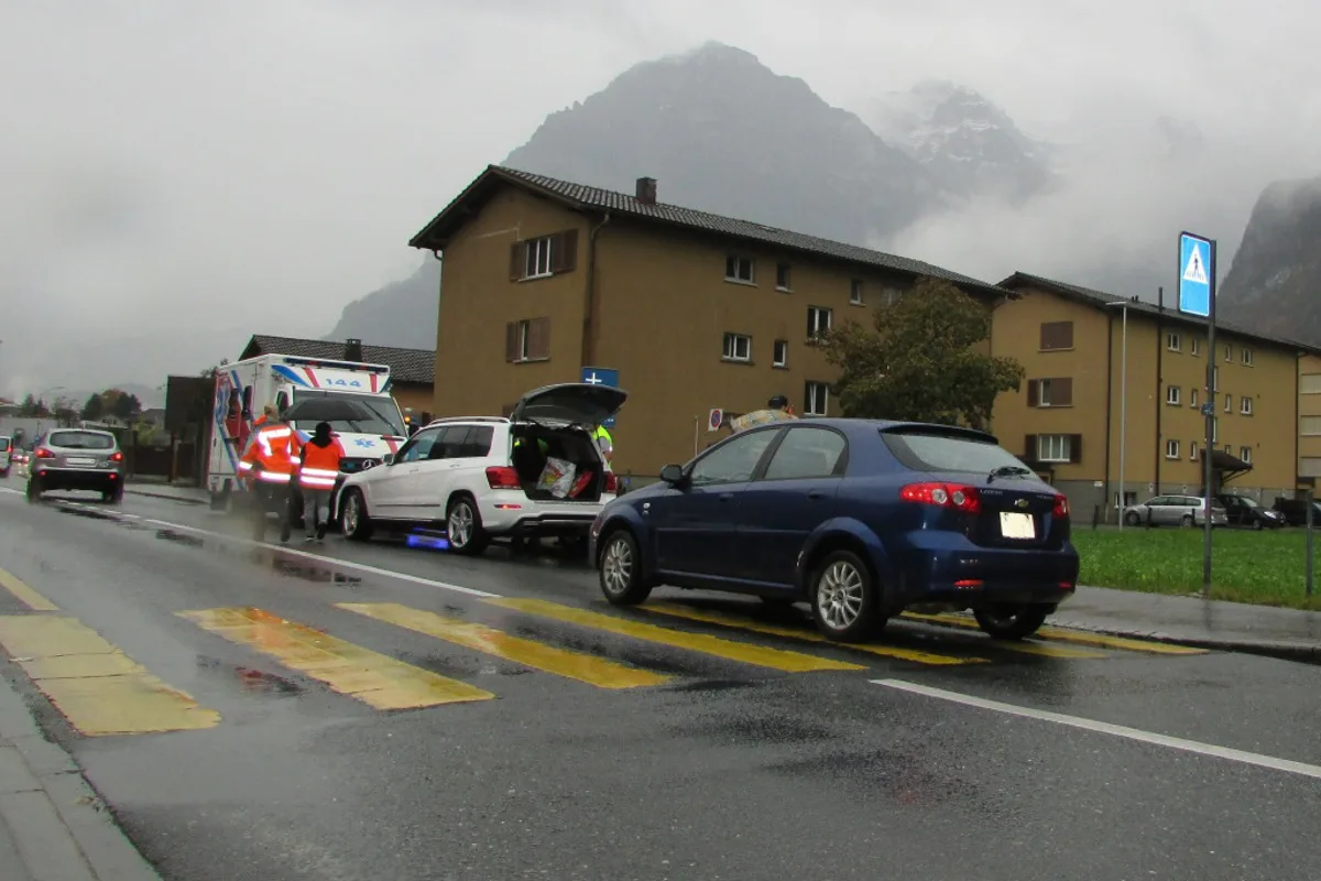 Netstal GL - Passantin von Auto erfasst
