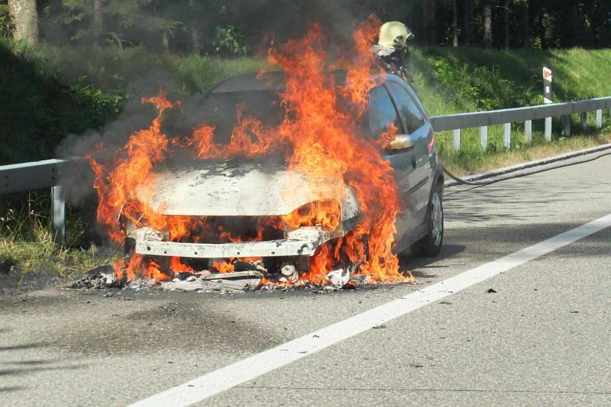 Auto brennt auf der A2 bei Hägendorf vollständig aus