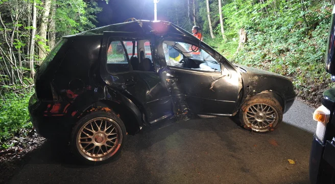 In Wald ZH gegen Bäume geknallt - Lenker aus Wrack gerettet