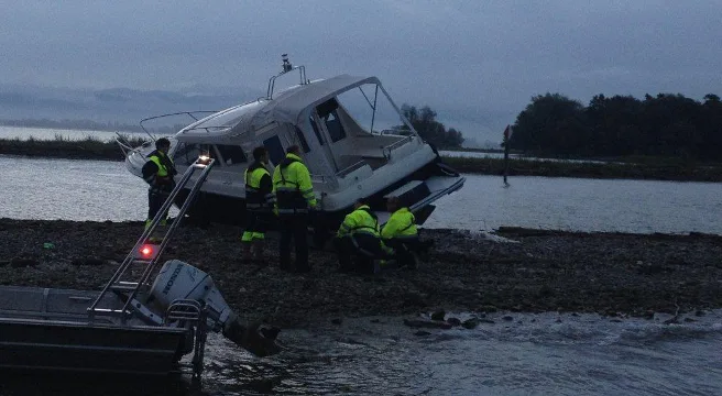 Mit Motorboot in Altenrhein auf Damm gefahren 