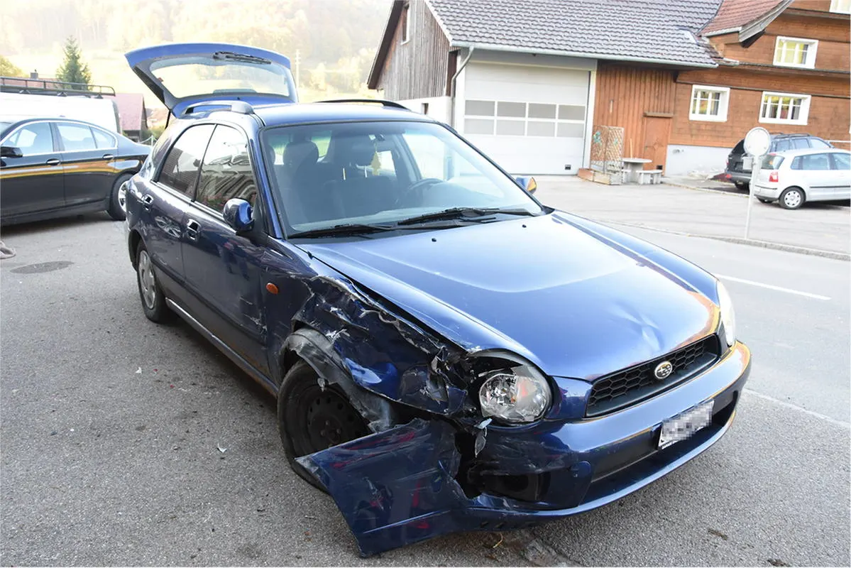 Oberrindal SG - Selbstunfall fordert einen Verletzten und zwei beschädigte Autos