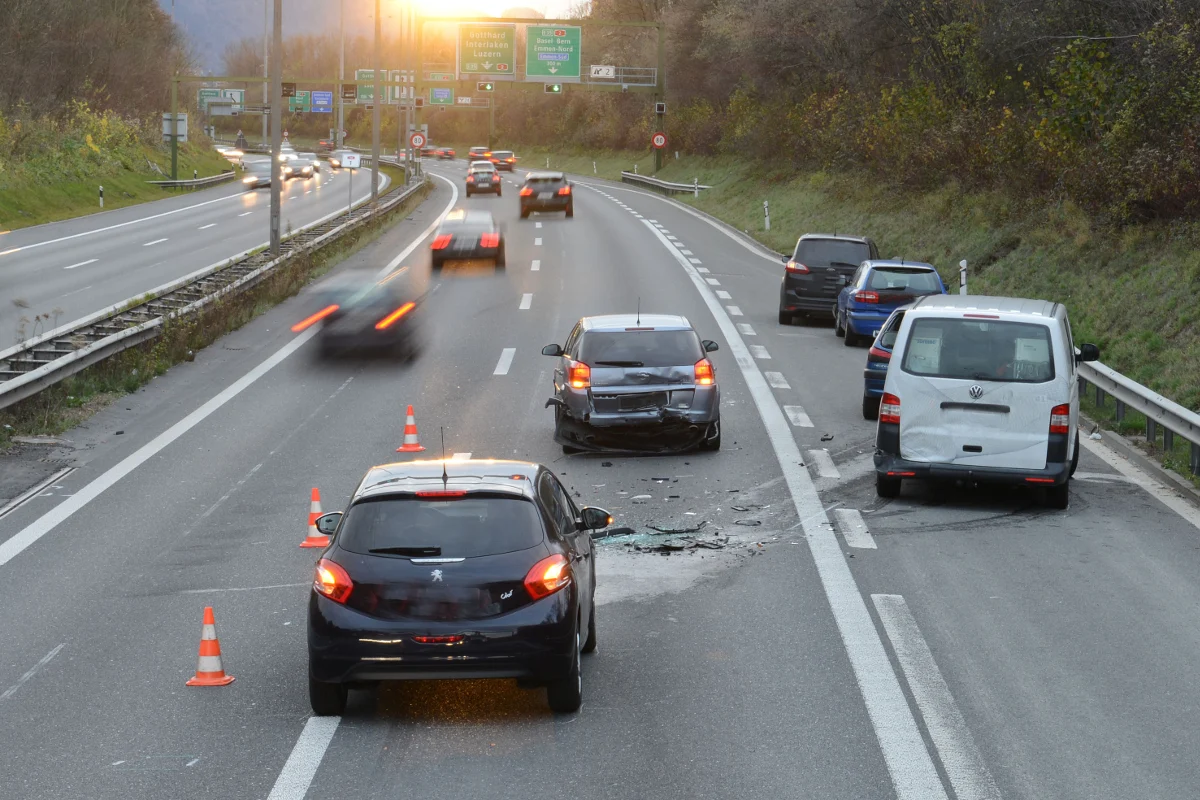 Stau nach Auffahrcrash zwischen sechs Autos auf der A14 in Ebikon