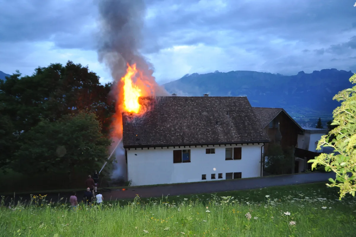 Planken FL - Dach in Brand geraten