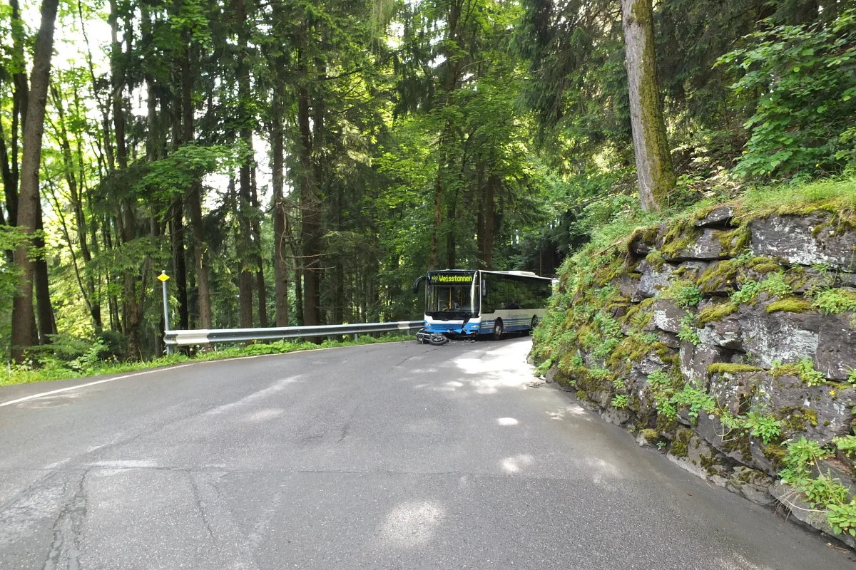 Mels SG: Motorradlenker (17) kracht in Linienbus