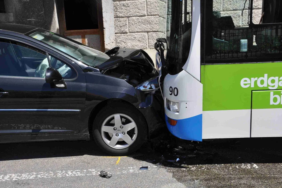 Lostorf SO - Auto und Linienbus frontal kollidiert 
