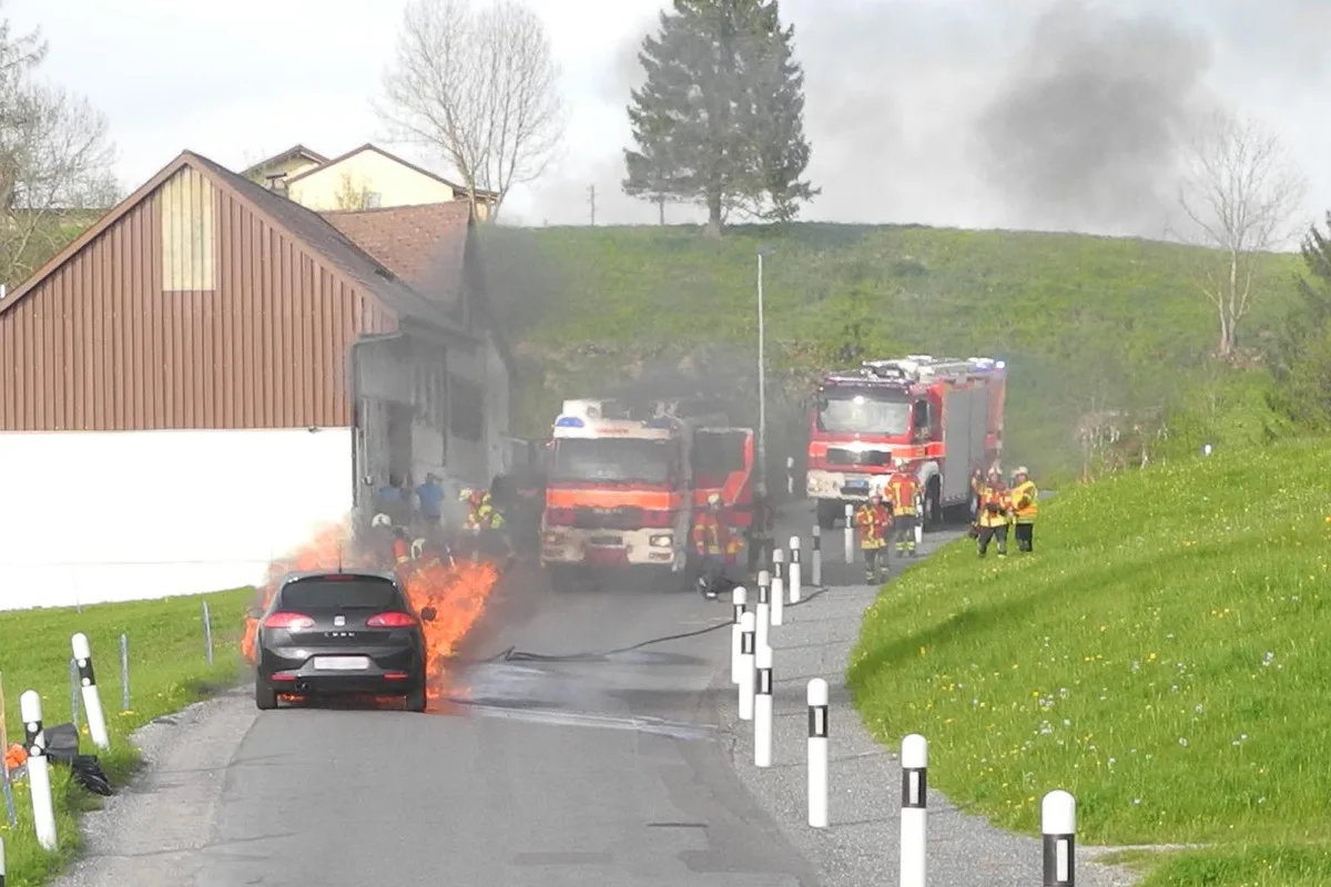 Brennendes Auto in Bennau