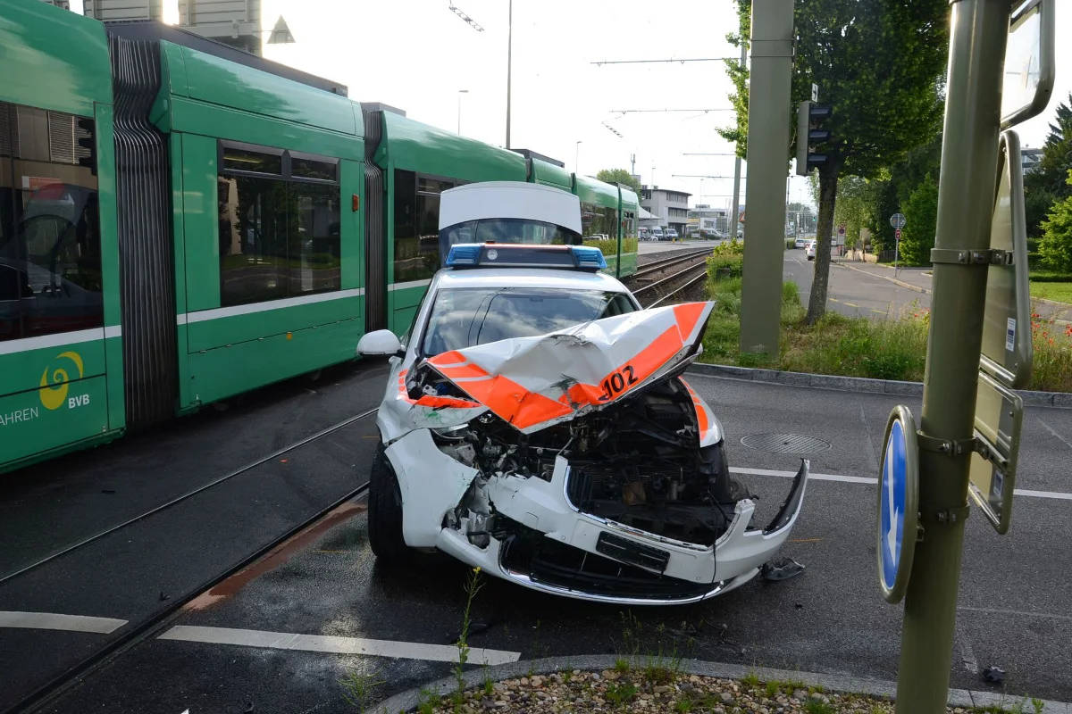 Polizeiauto während Einsatz verunglückt - zwei Polizisten verletzt