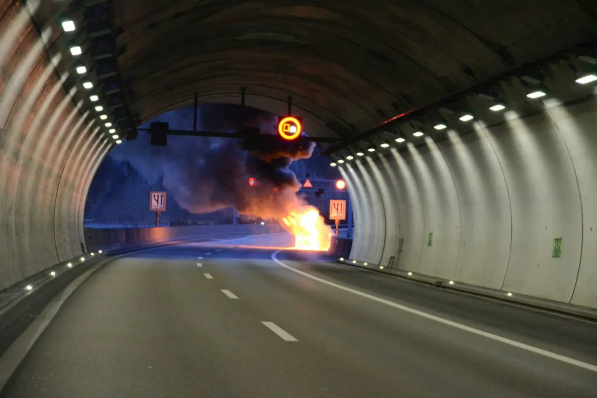 Eptingen BL/A2 - Auto in Brand geraten