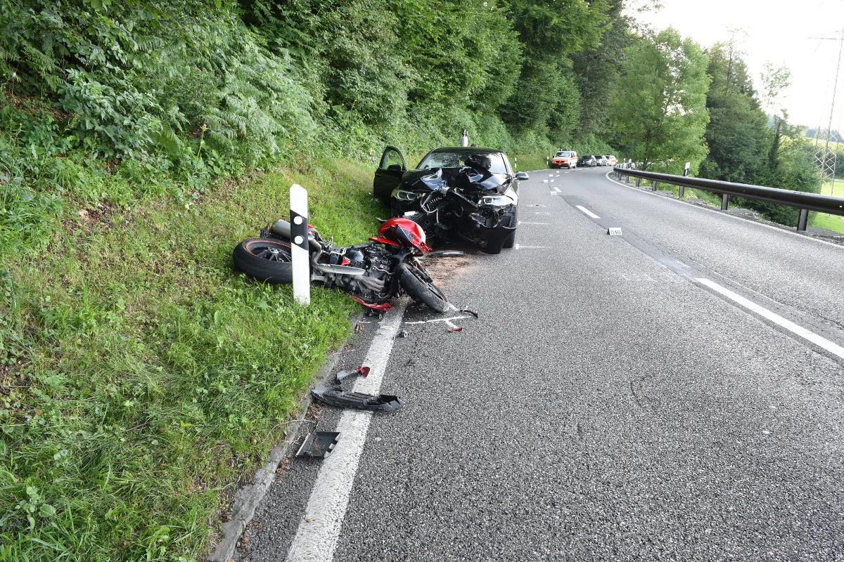 Horgen ZH - Töfffahrer bei Frontalkollision schwer verletzt