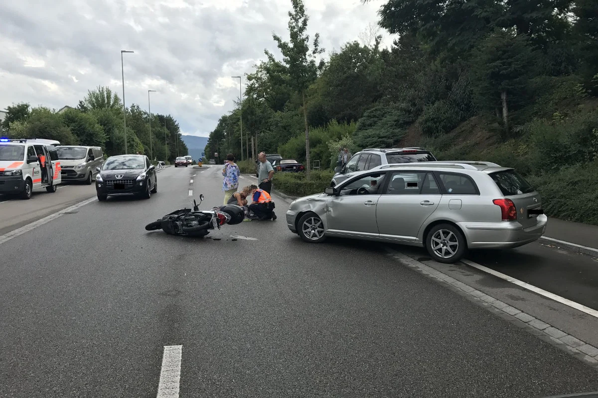 Oberwil BL - Rollerfahrerin verletzt sich bei Crash mit Auto