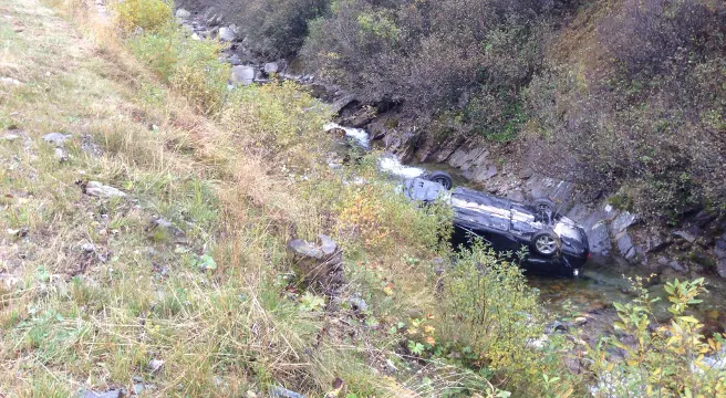 Alleinunfall in Splügen endet in Bach