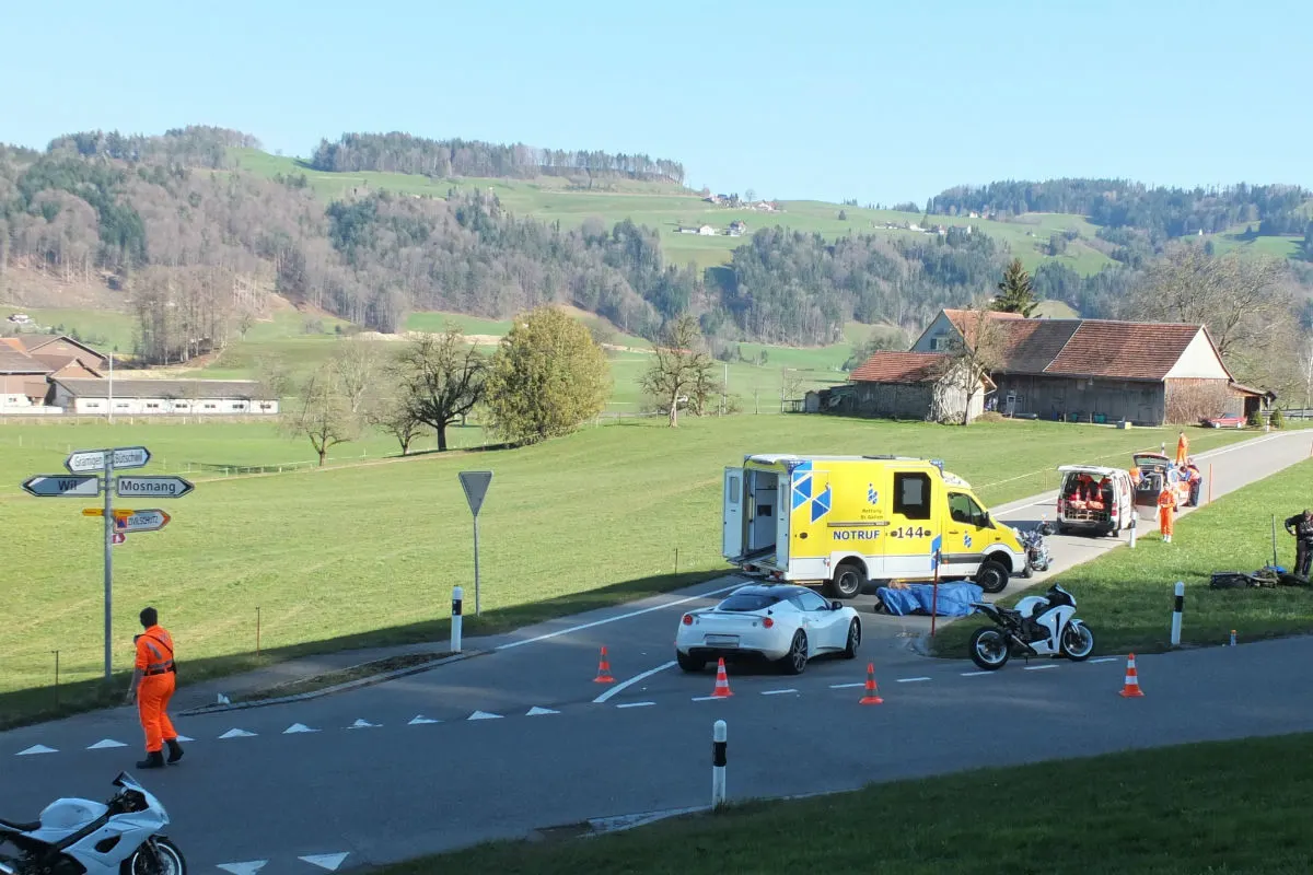 Zeuganufruf: Kollision zwischen Motorrad und Auto in Bütschwil