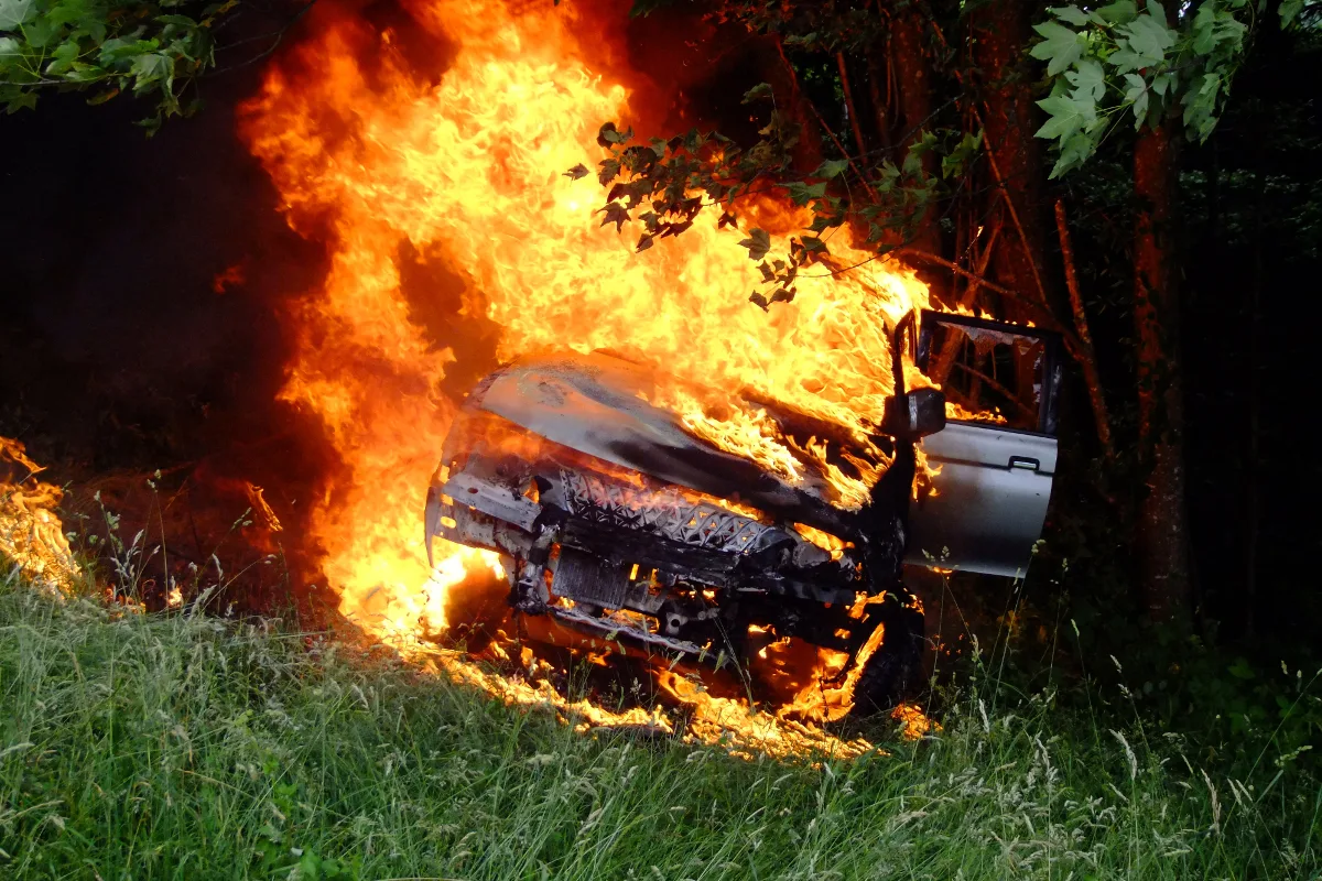 Auto rollt in Gams Hang hinab und fängt Feuer