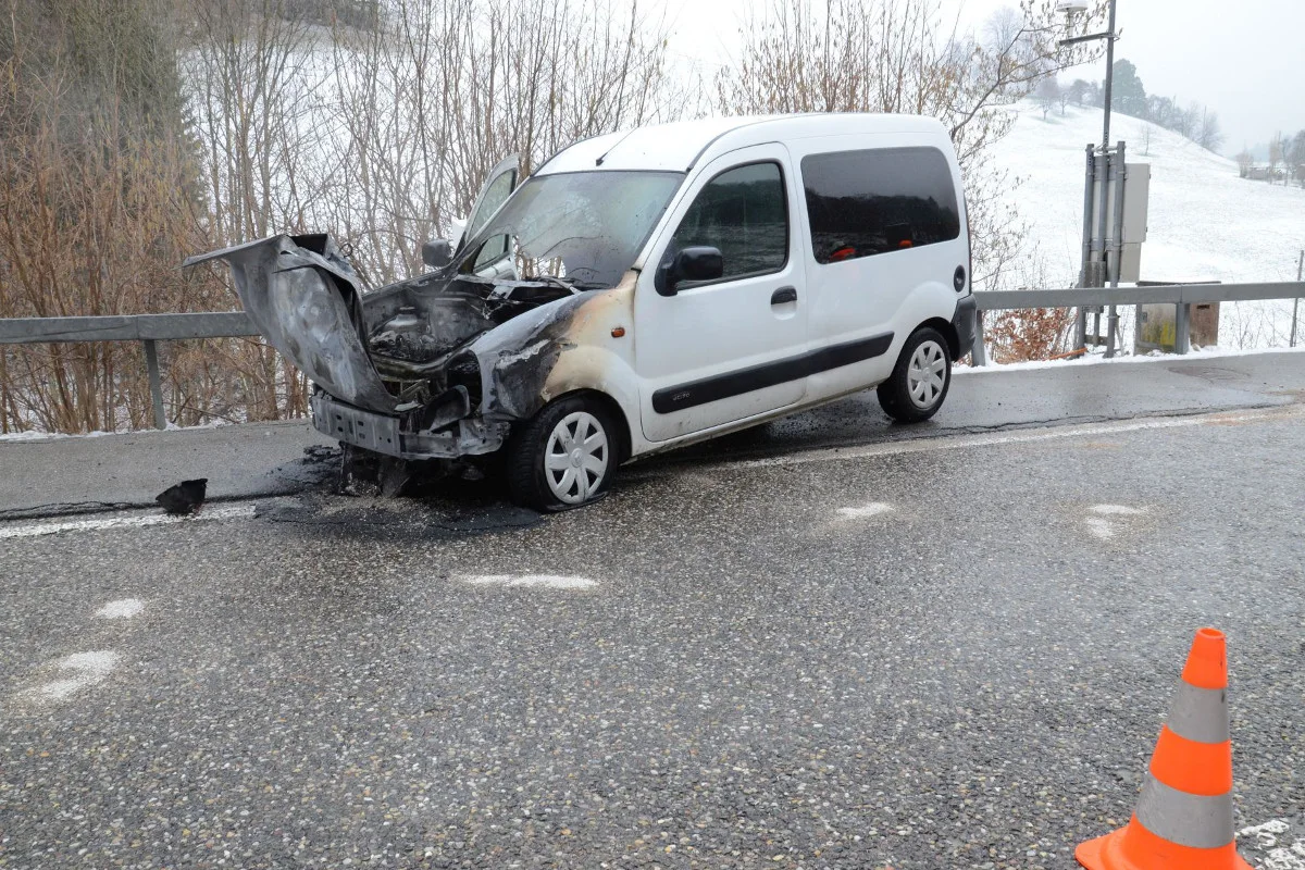 Alleincrash in Langenbruck - Lieferwagen fängt Feuer