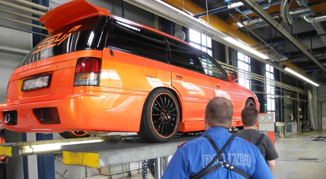 Pfäffikon: Polizei sucht nach getunten Autos