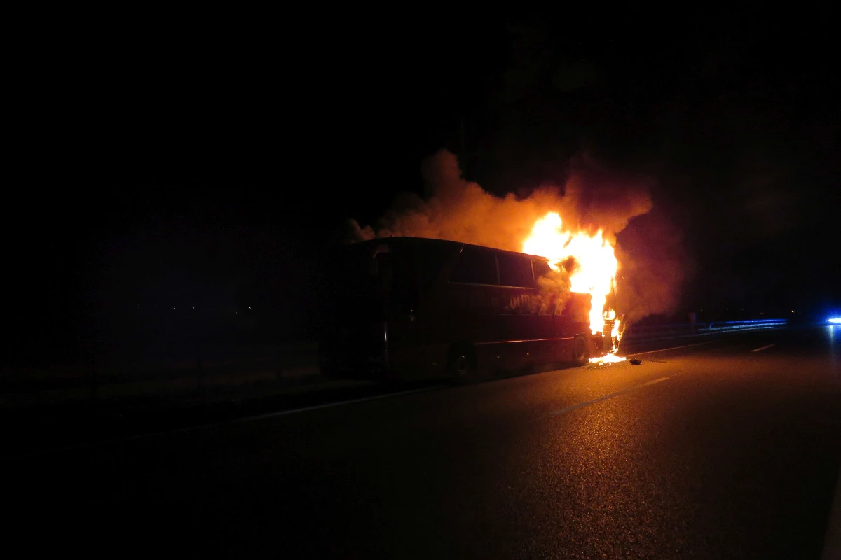 Reisecar auf der A2 bei Strengelbach in Flammen aufgegangen