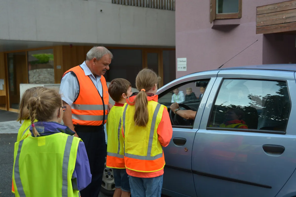 Liechtenstein FL - Schüler beschenken Fahrzeuglenker