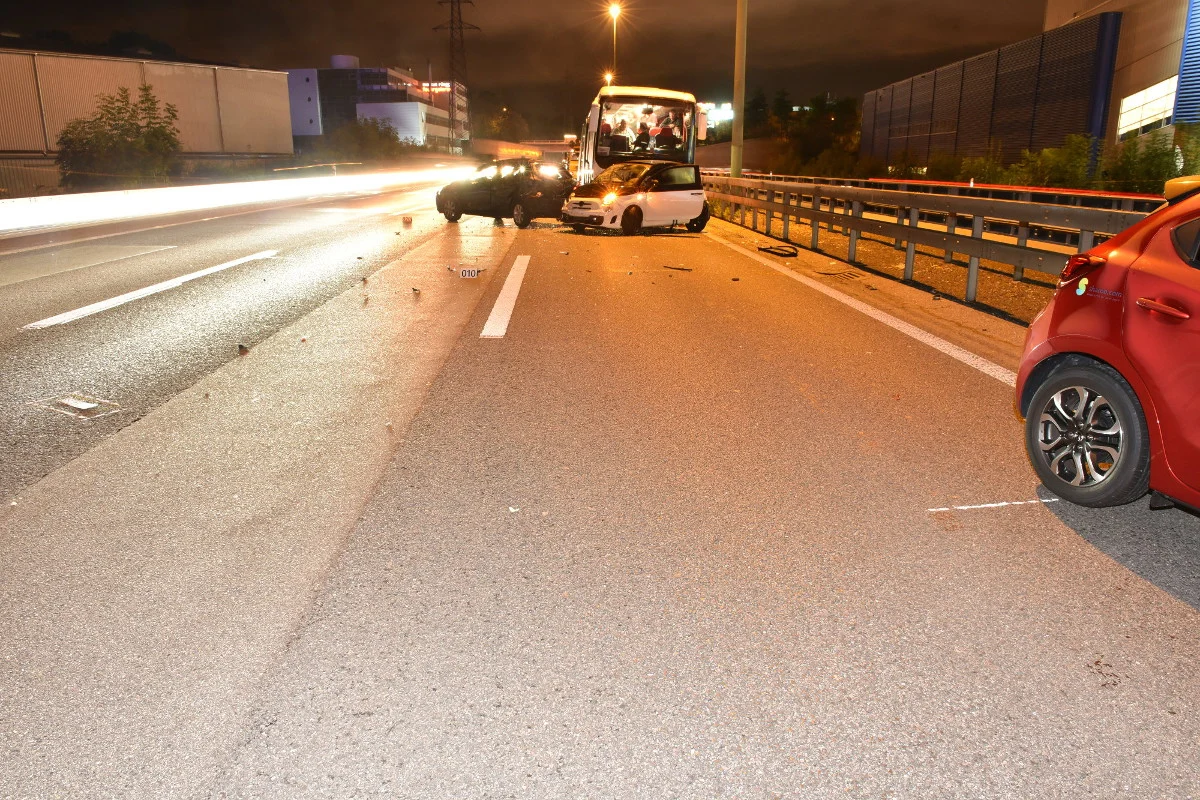 Dietlikon ZH - Car fährt auf mehrere Autos auf