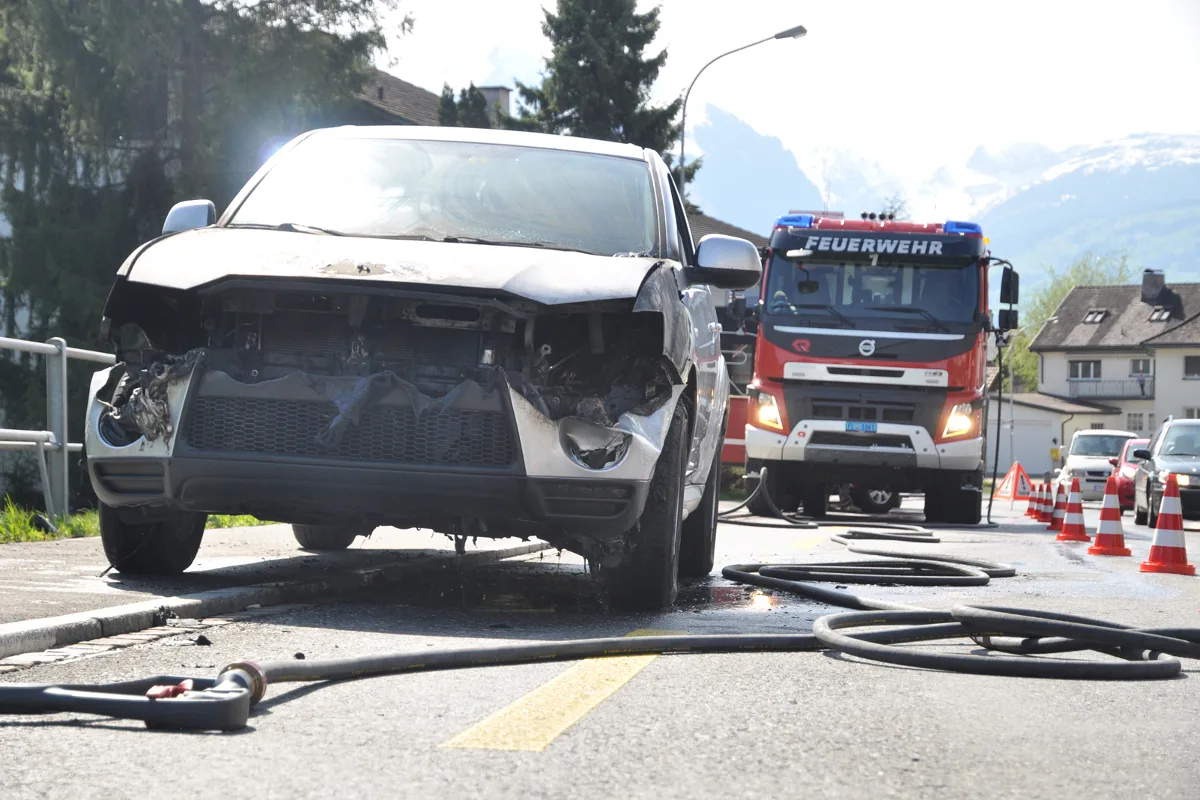 Eschen FL - Feuerwehr löscht Autobrand