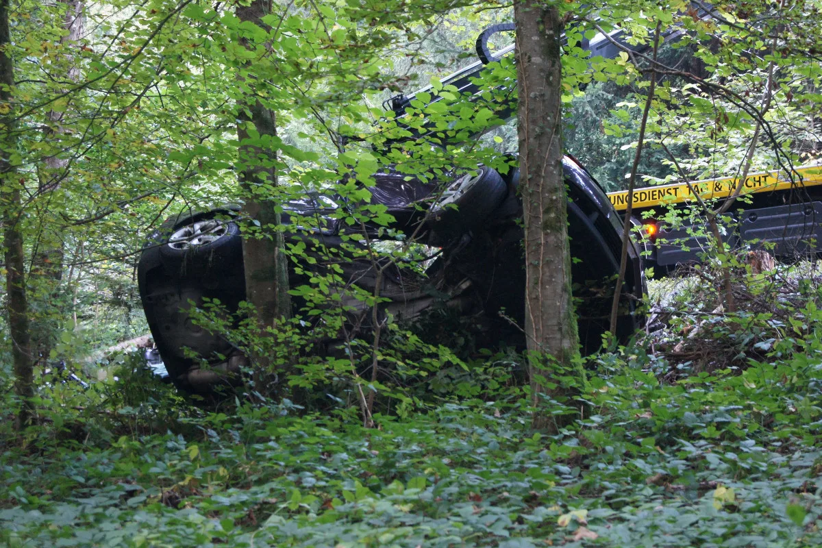 Baar ZG - Nach Kollision mit Baum im Auto eingeklemmt