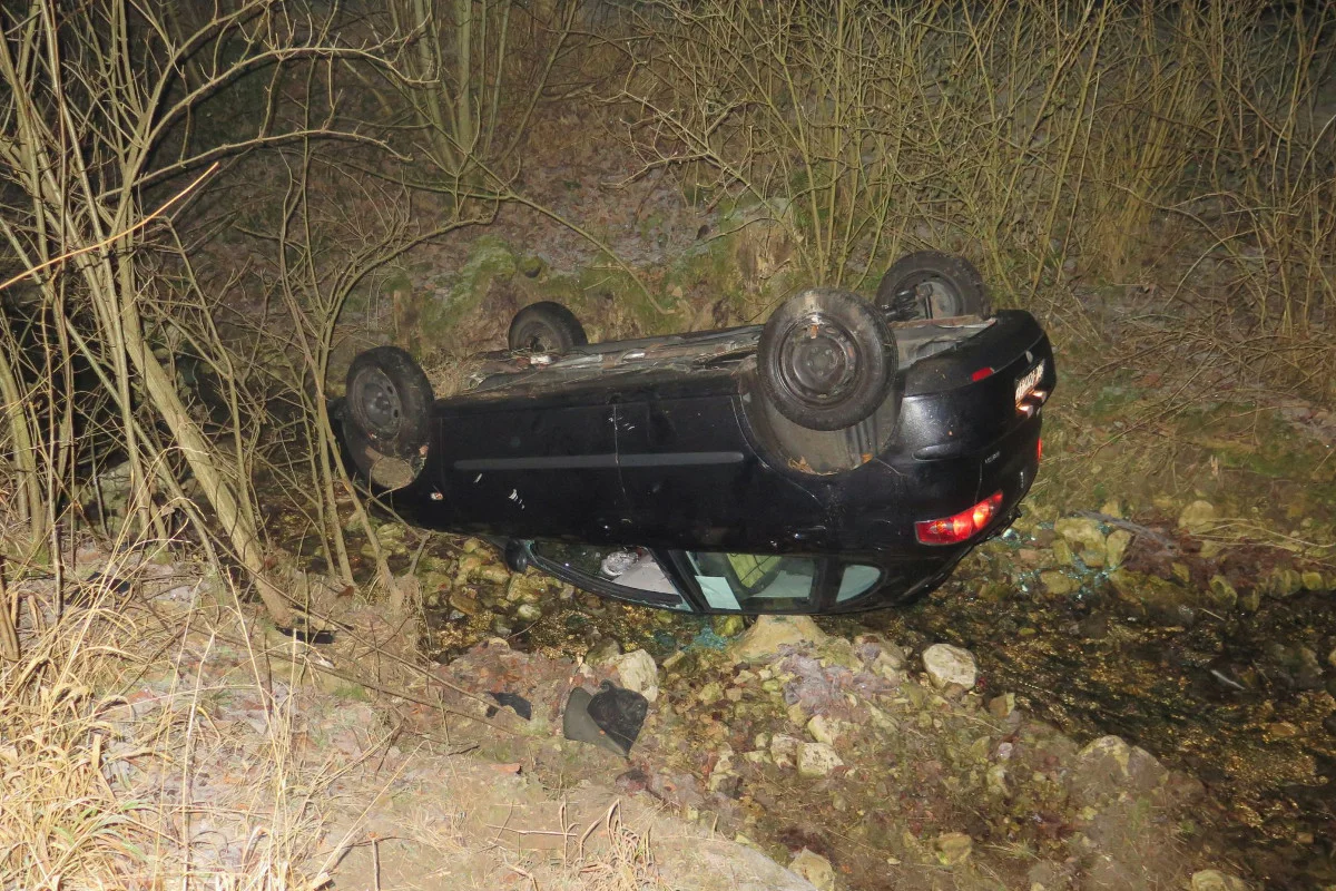 Bubendorf BL - Auto überschlägt sich und landet in Bach