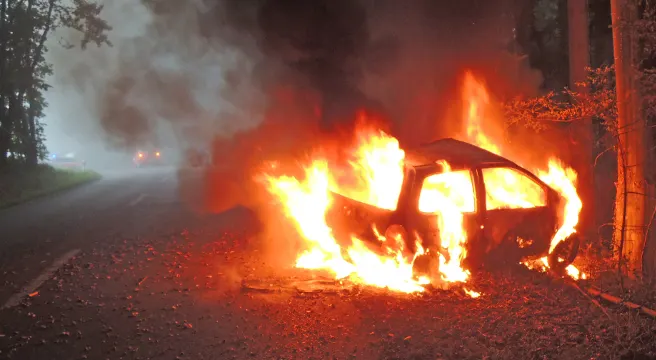 Autobrand nach Alleinunfall in Gachnang