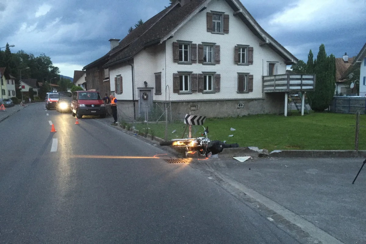Keinen Helm getragen! Schwerer Motorradunfall in Montlingen