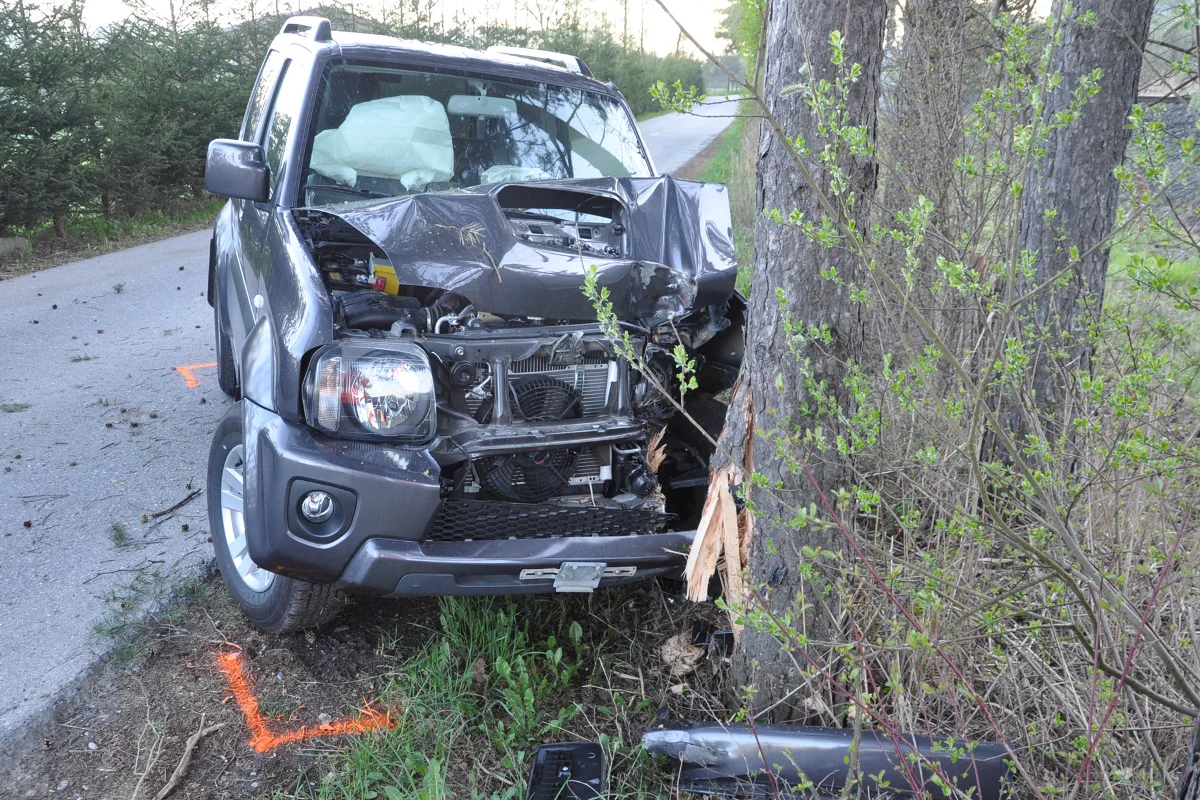 Schaan: Auto kracht in Baum