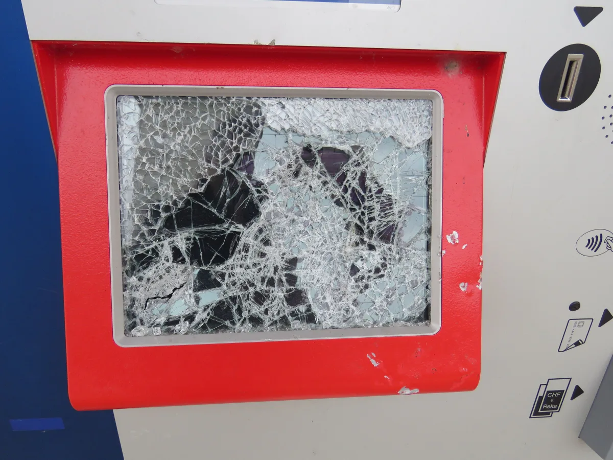 Holderbank AG - Mutwillige Sachbeschädigung am Bahnhof