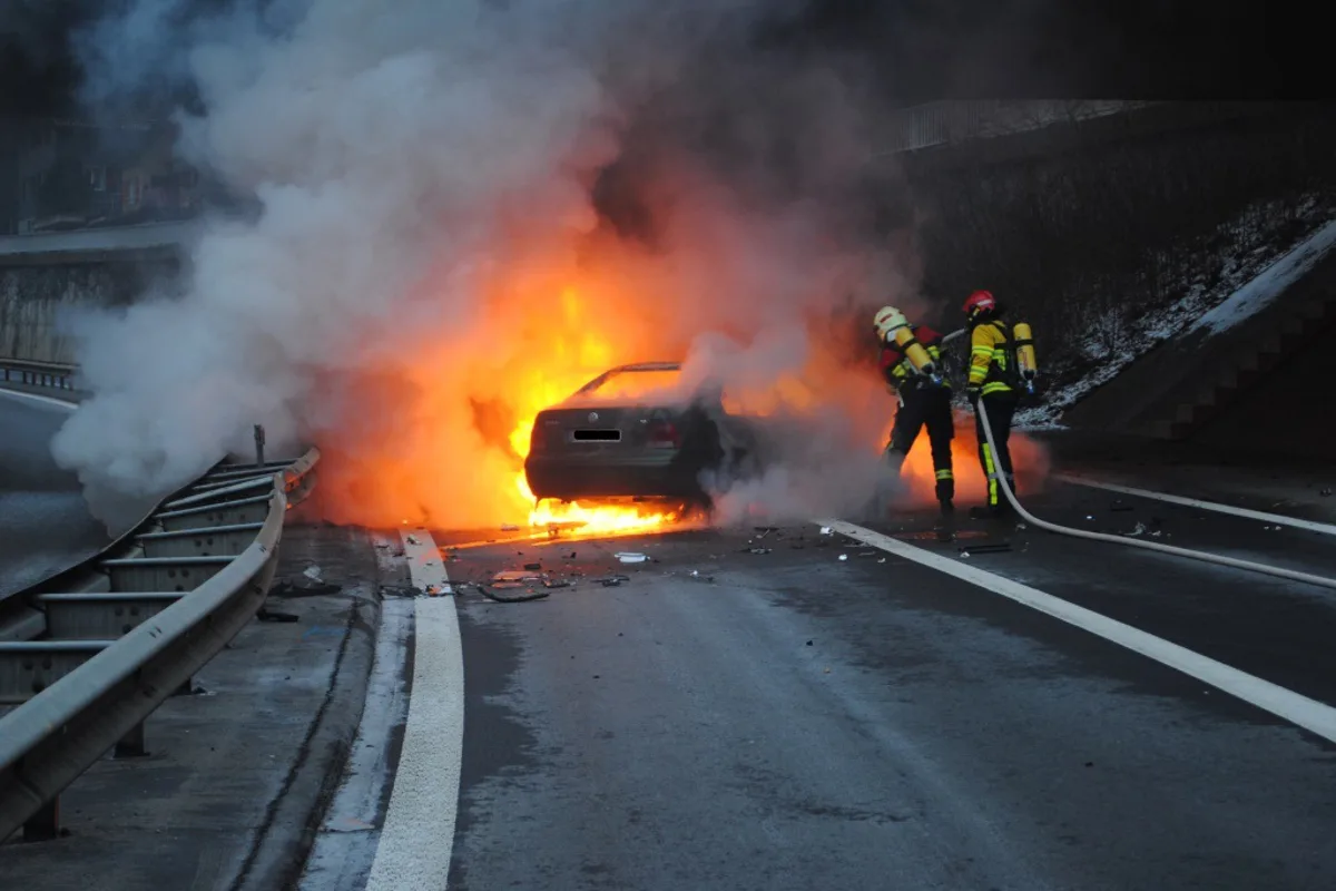 Auto geht nach Selbstunfall auf der A4 bei SH in Flammen auf