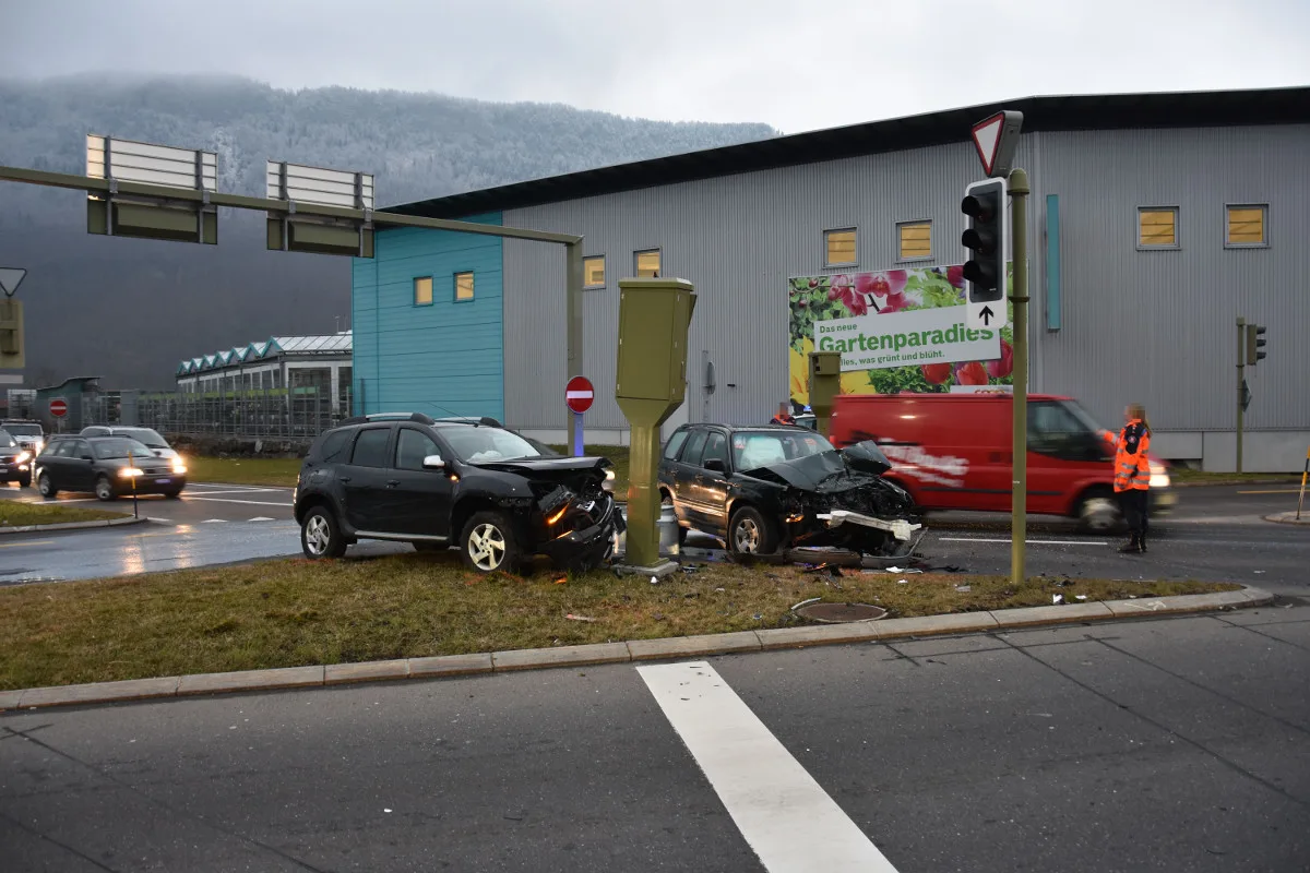 Vortritt missachtet! Nach Unfall in Stans NW mit Blitzer kollidiert