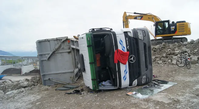 Lastwagen in Cham auf der Seite gelandet