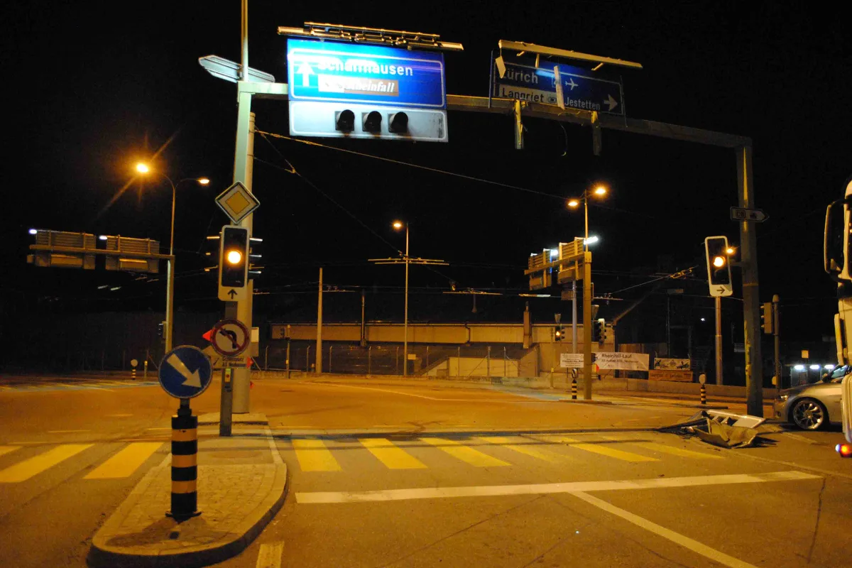 Lastwagen kollidiert in Neuhausen am Rhf. mit Lichtsignalanlage