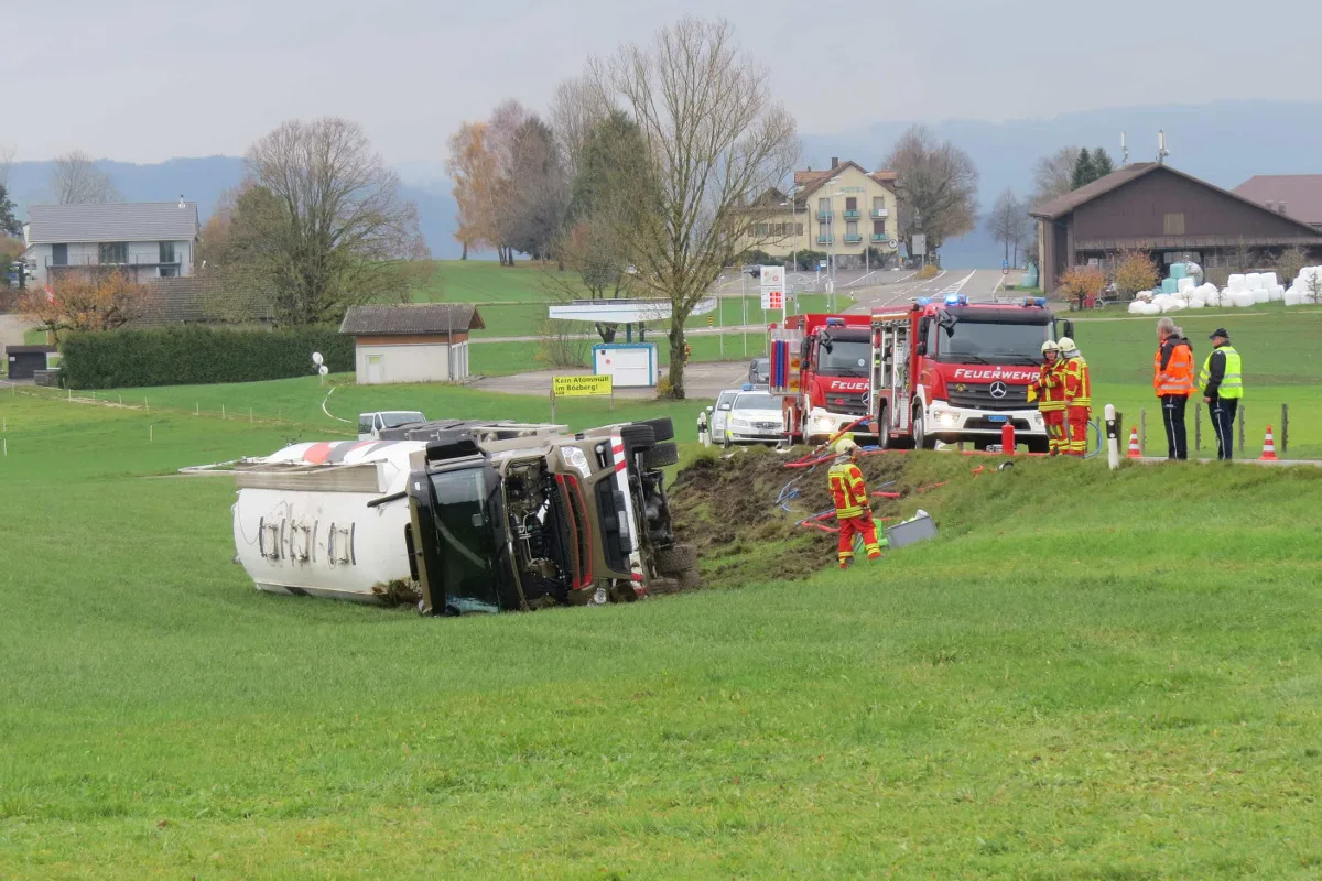 Bözberg AG - Sattelmotorfahrzeug gekippt - Zeugenaufruf