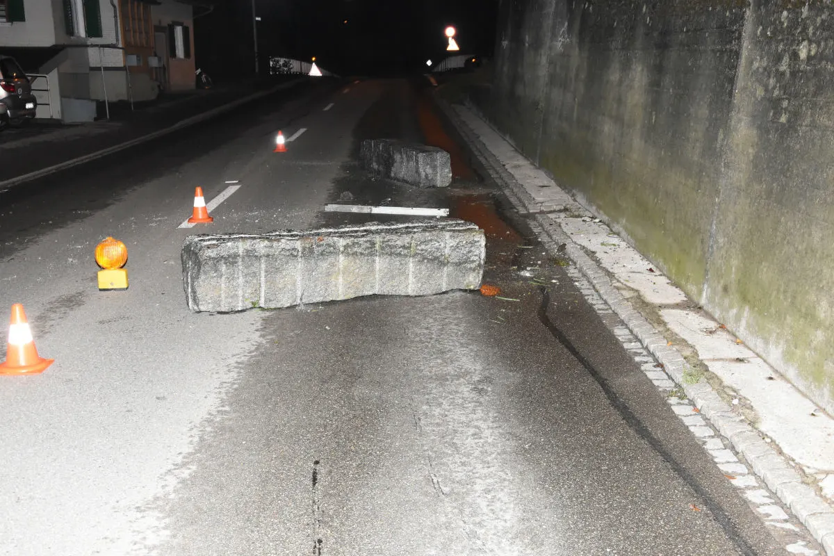 Gaiserwald SG - Unfall mit überfülltem Auto – zwei Personen verletzt