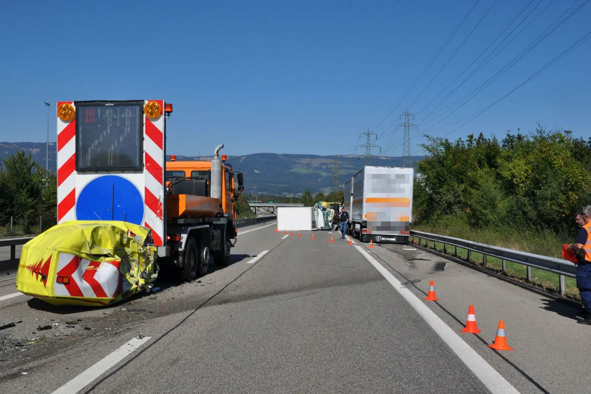 A1 bei Derendingen SO -  Lieferwagen prallt in Unterhaltsfahrzeug und überschlägt sich