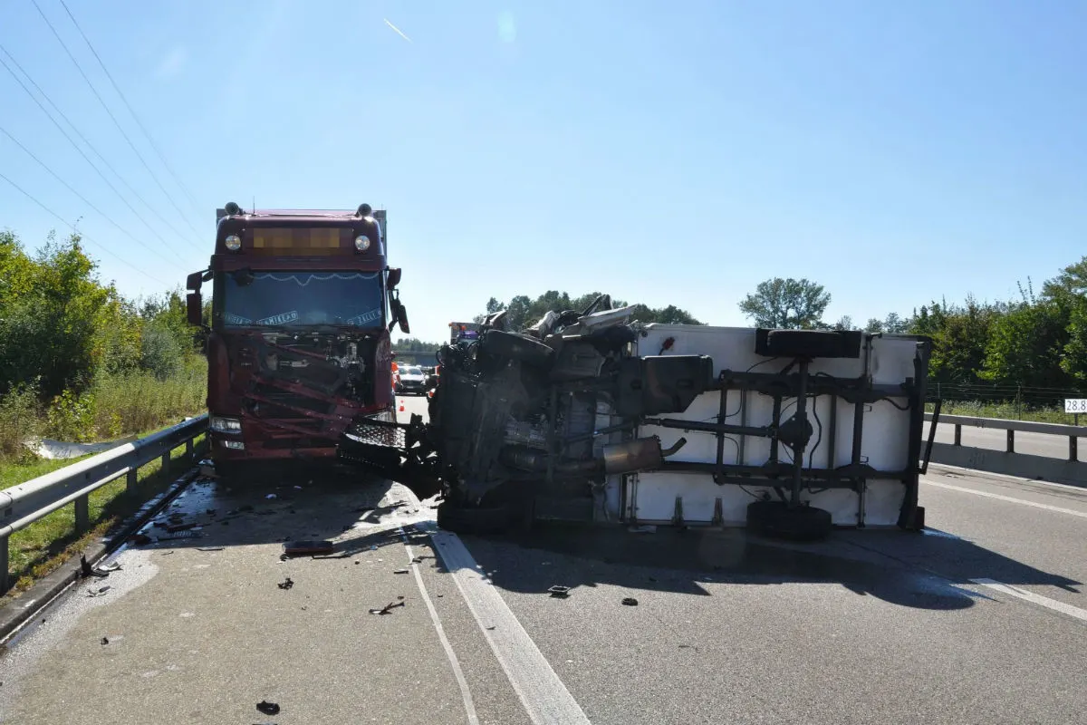 A1 bei Derendingen SO -  Lieferwagen prallt in Unterhaltsfahrzeug und überschlägt sich