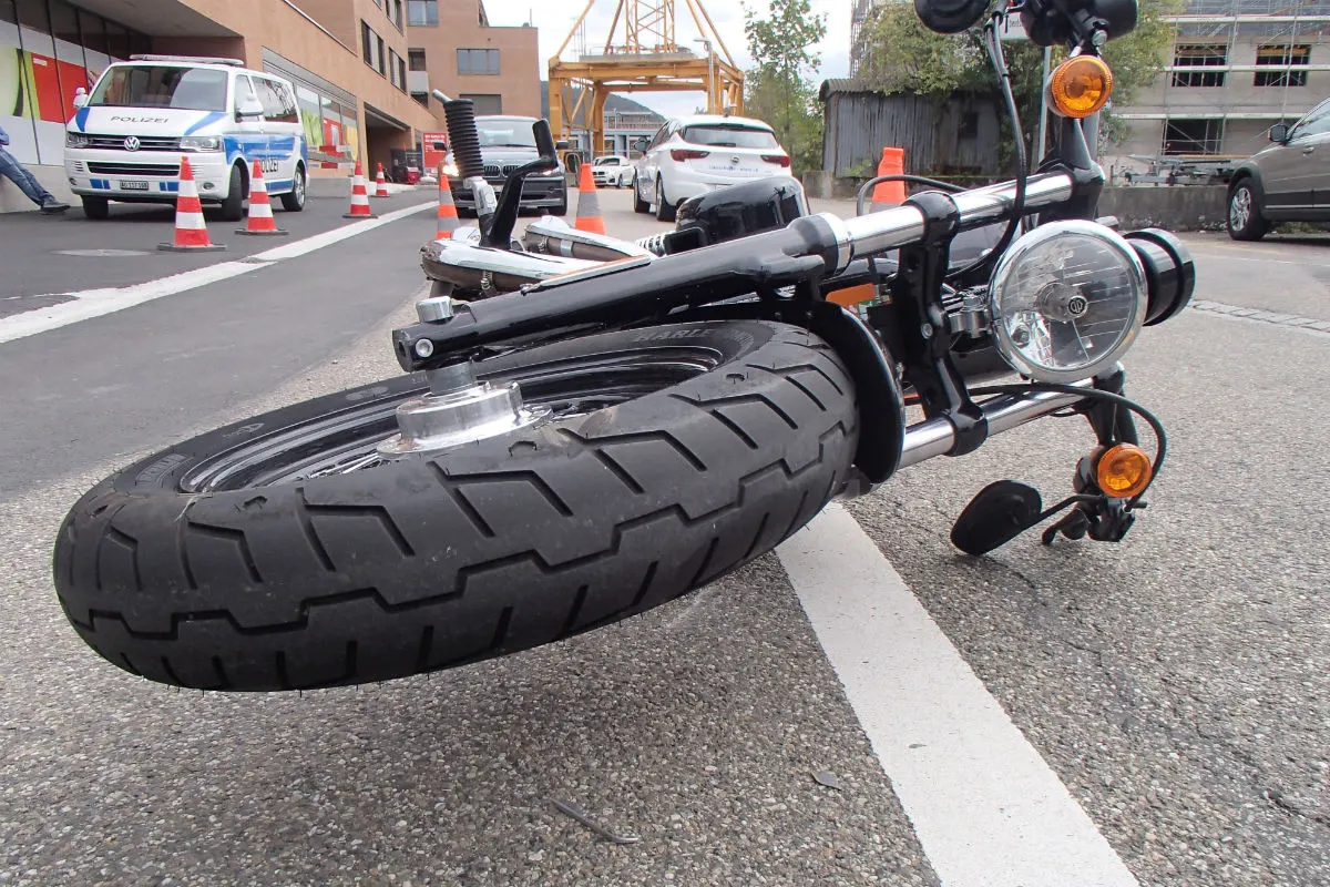 Frick AG - Motorradfahrer bei Kollision gestürzt - Zeugenaufruf
