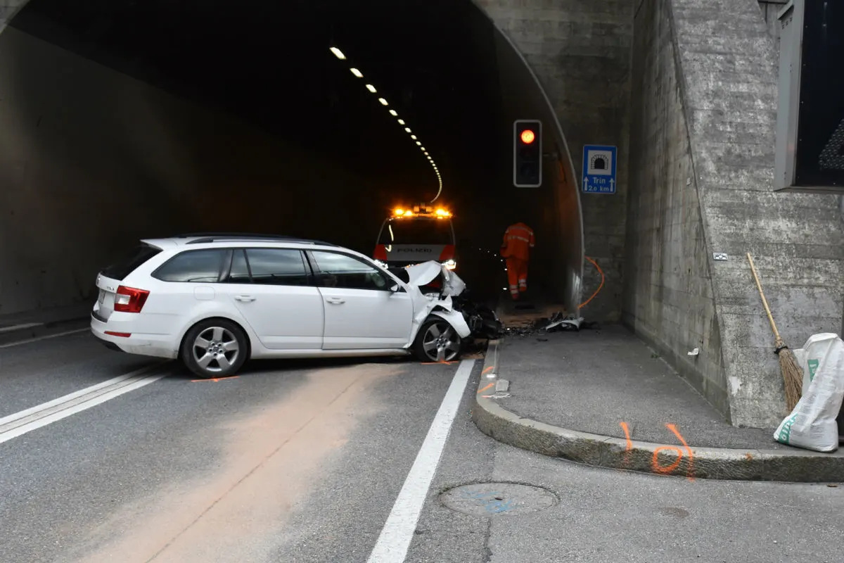 Trin GR - Personenwagen prallt in Tunnelportal