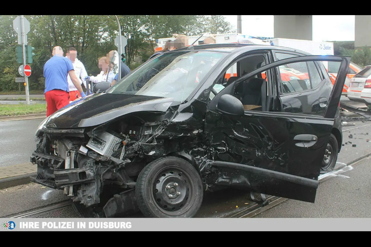 Hochfeld - Einsatzfahrzeug kollidiert mit Auto