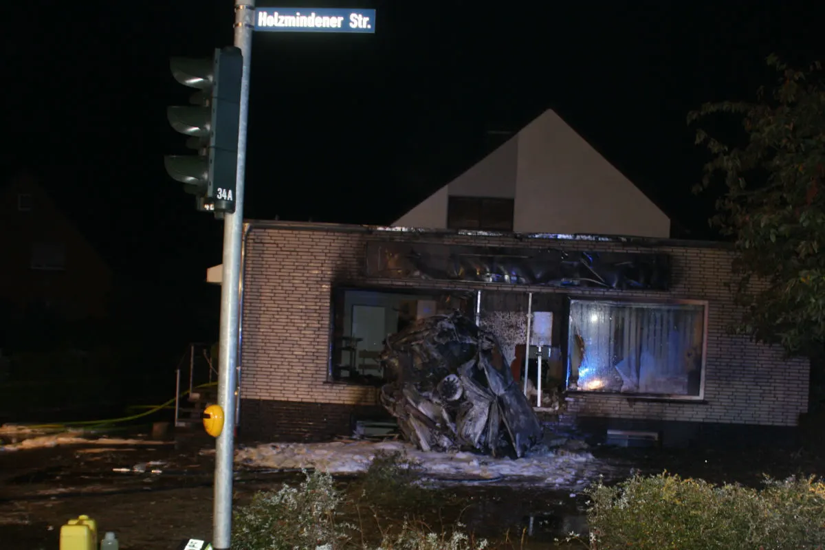 Höxter-Stahle - Rasendes Auto zerschellt an Hausmauer - Fahrer vebrennt!