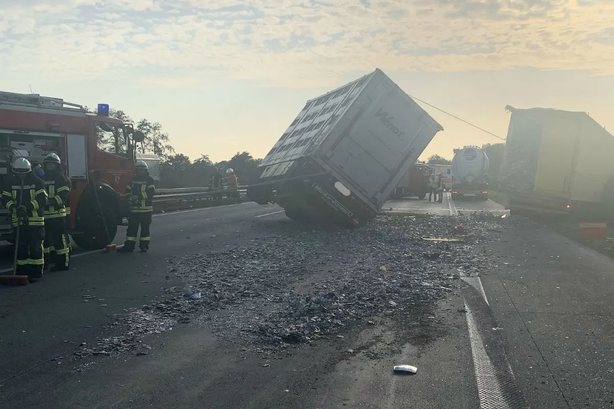 Unfall Rotenburg  - Schweinelaster verunglückt auf Autobahn 1