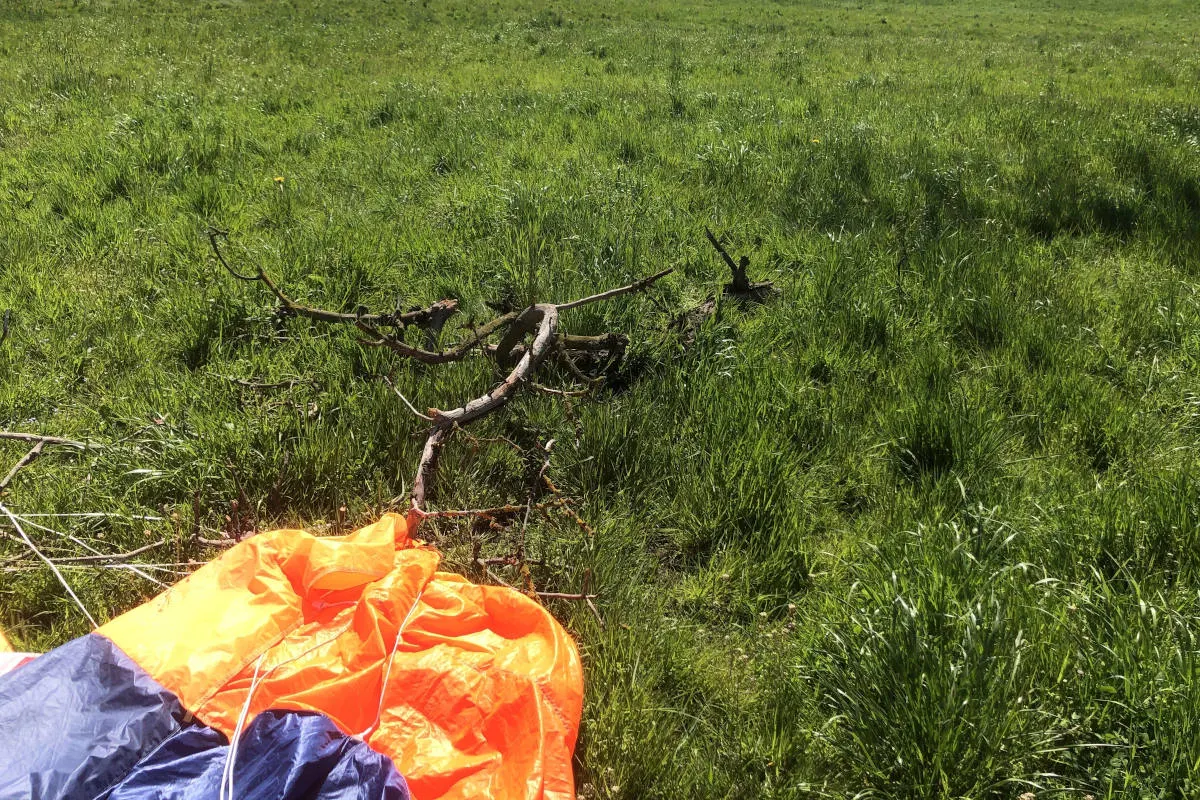 Muolen SG – Mit Fallschirm gegen Baum geflogen