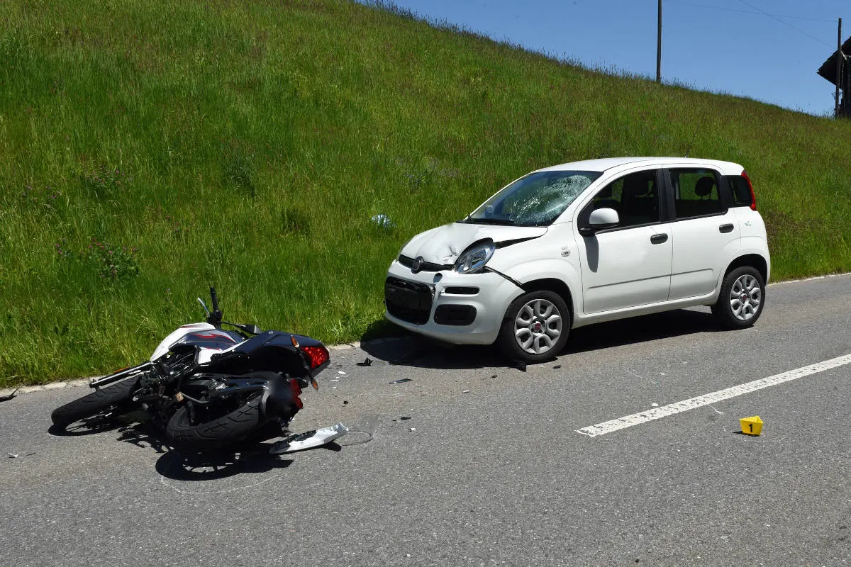 Schwarzenberg LU – Motorradfahrerin bei Kollision mit Auto lebensbedrohlich verletzt
